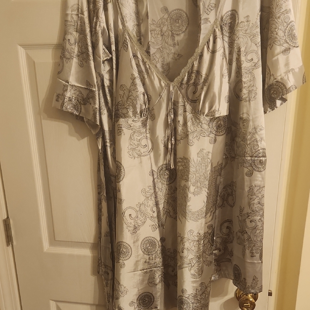 Elegant Silver Patterned Robe - Picture 4 of 6